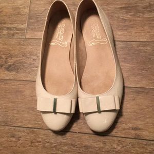 Aerosoles  white size 8 flat shoes